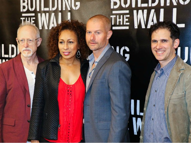 Building-the-Wall-NYC-play-twitter-640x480.jpg